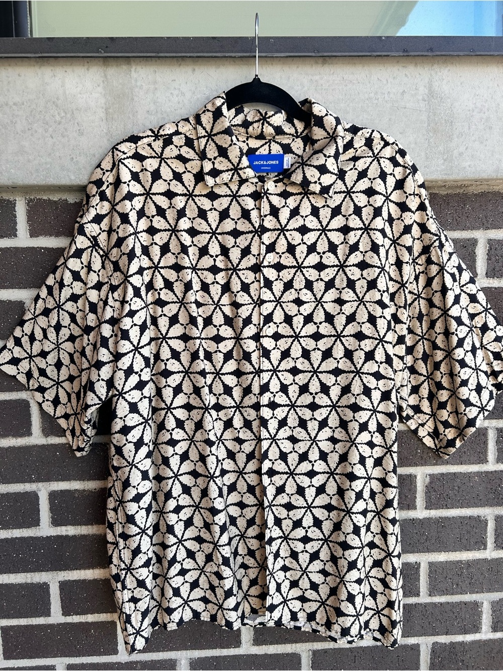 Jack & Jones Men's Black and Cream Short-Sleeve Patterned Shirt, Size Large